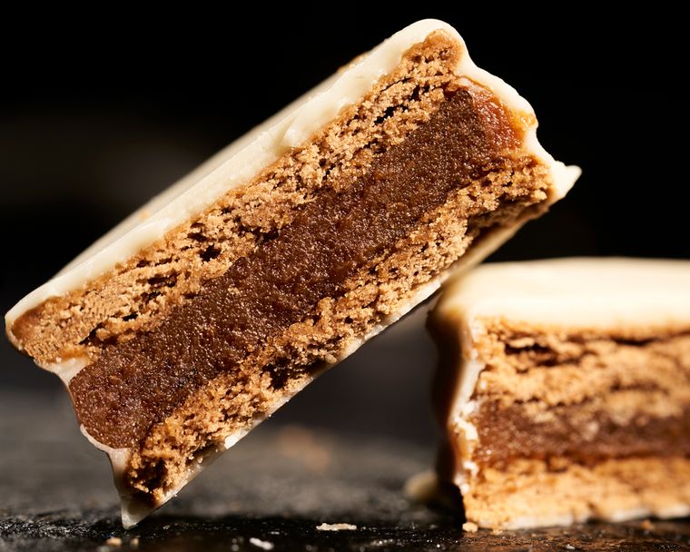 Descubrí la receta de alfajores de chocolate blanco más rica y cremosa.