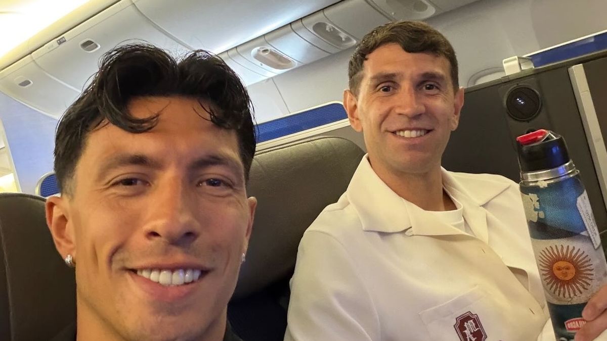 Dibu Martínez mostró el vendaje especial en su mano tras la fractura de su dedo anular: ¿llega al debut en el Mundial?