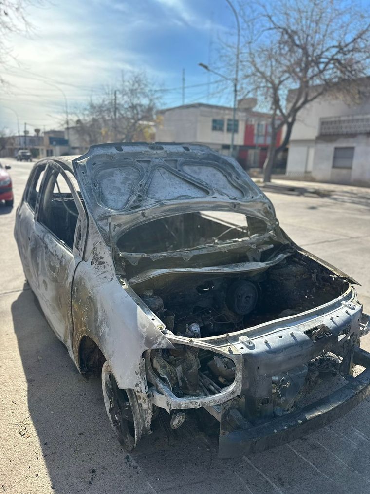 Así quedó el auto de la joven que fue hallado incendiado en Godoy Cruz Foto: Gentileza