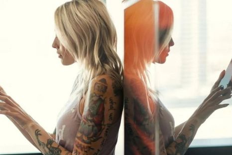 ¿Te pasas horas mirando las cuentas de quienes sigues en las redes sociales? (Fuente: ALAMY)