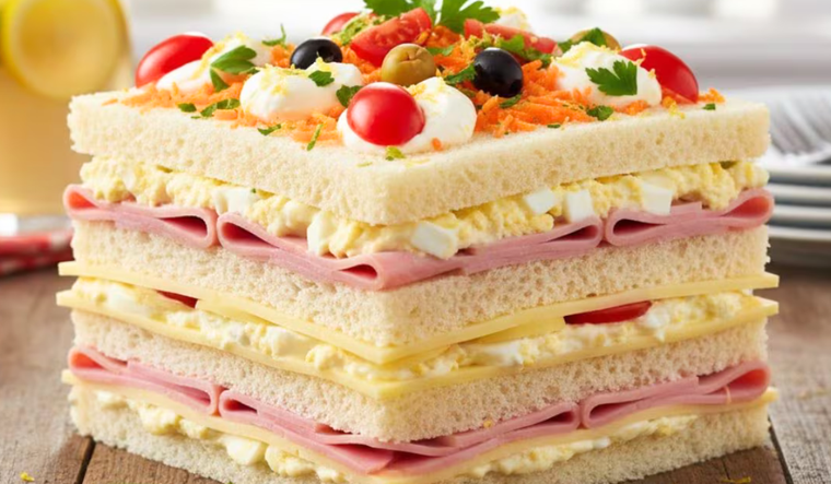 La receta de torre de miga admite infinitas combinaciones de relleno según la región.