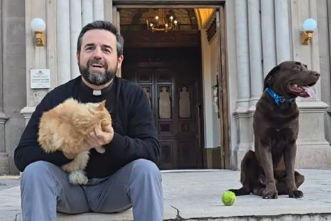 El padre Horacio Day con sus mascotas en la puerta de la iglesia. El padre Horacio Day con sus mascotas en la puerta de la iglesia.