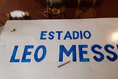 El cartel del estadio en plena montaña. Foto: Twitter Maca Guardiola