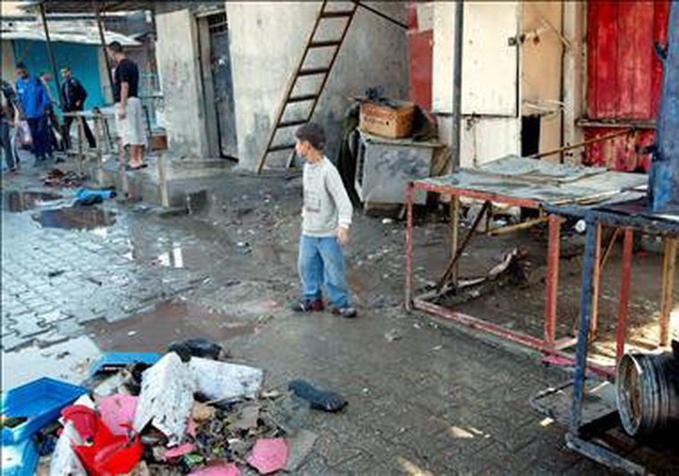 Un niño observa la escena de un ataque bomba en el mercado Ghazil. Foto: EFE