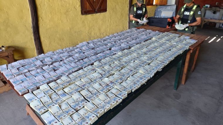 El hallazgo de más de 500 millones de pesos en efectivo sin declarar encendió las alarmas sobre una posible maniobra de lavado de activos. Foto: Gendarmería Nacional