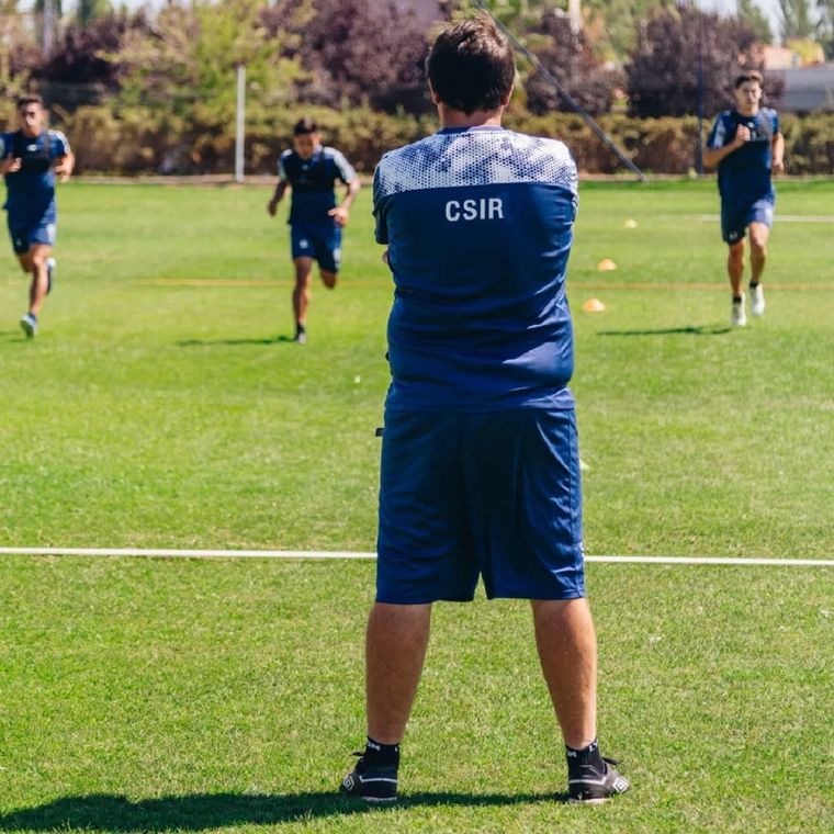 Berti piensa mientras despeja sus dos dudas. Foto: @CSIRoficial