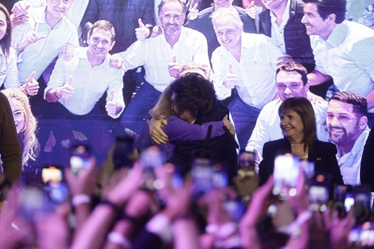 Javier Milei y su hermana Karina en los festejos del Hotel Libertador. Javier Milei y su hermana Karina en los festejos del Hotel Libertador.