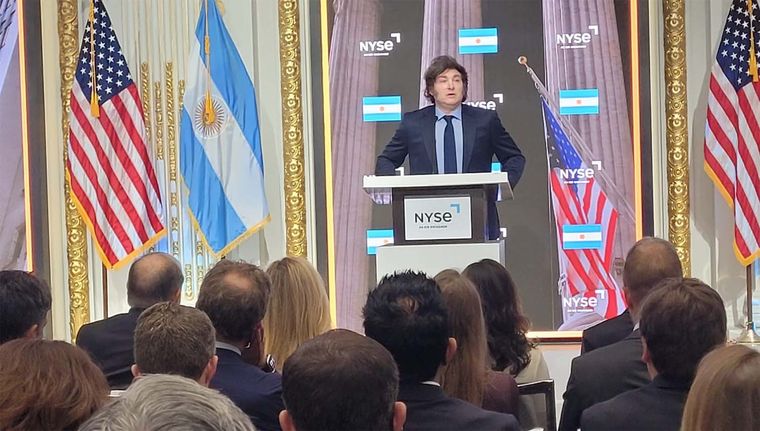 El discurso de Javier Milei no cayó bien en el mercado financiero, por lo que acciones y bonos cerraron el lunes en rojo. Foto: Flavia Seva