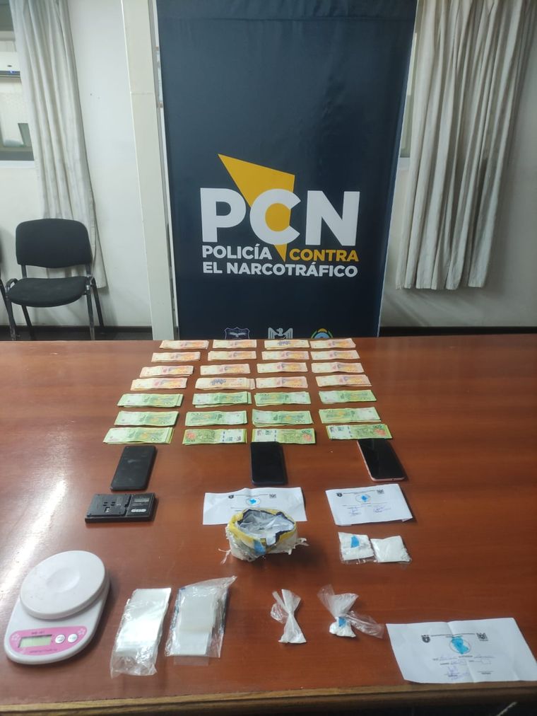 Las detenidas tenían drogas, teléfonos celulares, dinero en efectivo y un revolver Foto: Ministerio de Seguridad de Mendoza