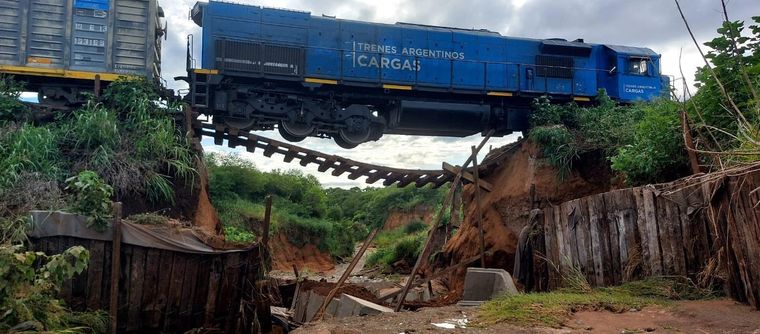 Afortunadamente, el maquinista llegó a cruzar la trompa del tren, evitando así una fatalidad Foto: X