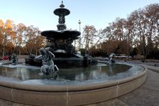 La postal del lunes: la Fuente de los Continentes del Parque San Martín estaba congelada Foto: ALF PONCE MERCADO / MDZ