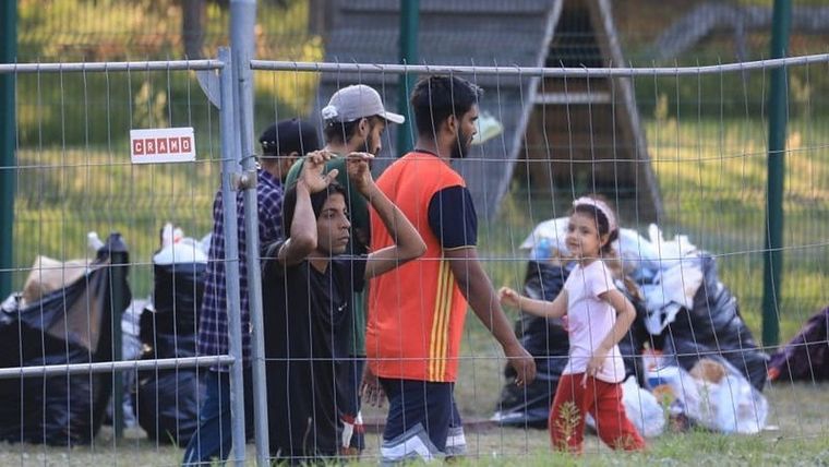 Migrantes en la frontera entre Bielorrusia y Lituania. Foto: GETTY IMAGES