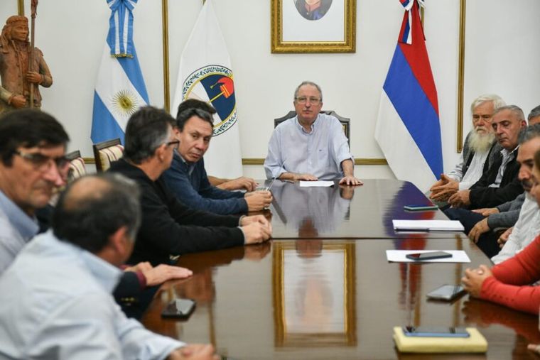 El gobernador de Misiones, Hugo Passalacqua recibió a representantes de los productores yerbateros y tareferos y apoyo el reclamo de declarar la emergencia en el sector.
