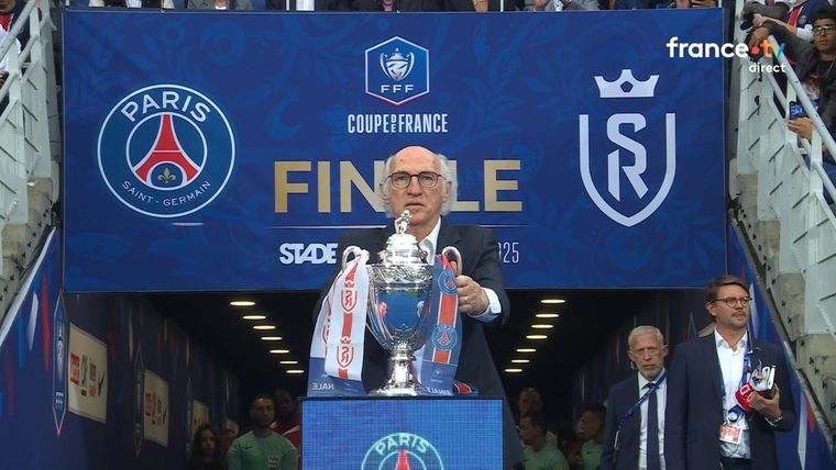 Carlos Bianchi entró al estadio de Saint Denis con el trofeo de la Copa Francia antes de la final entre PSG y Reims, dos equipos en los que se destacó como delantero. Foto: captura de TV