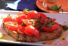 Bruschettas crocantes: receta con tomate fresco y albahaca.
