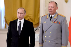 Vladimir Putin y Aleksandr Dvornikov en Moscú Foto: GETTY IMAGES