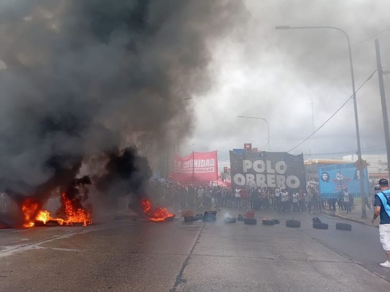 El piquete de las agrupaciones de izquierda en Puente Pueyrredón.