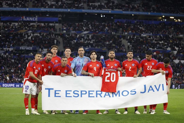 El homenaje de los jugadores de Chile con Altamirano. Foto: @LaRoja