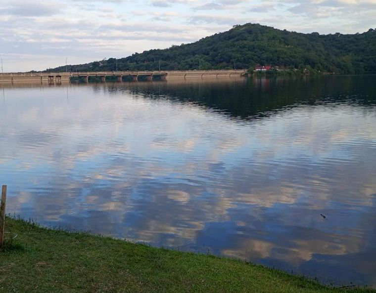 El hombre solicitó auxilio, el personal de seguridad lo pudo sacar de las aguas del dique La Quebrada, en la provincia de Córdoba, pero no le pudo salvar la vida. Foto: Policía de Córdoba