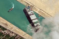 El carguero Ever Given, de 400 metros de largo, quedó varado en diagonal en el canal de Suez el 23 de marzo durante casi una semana, lo que provocó el bloqueo de una de las principales rutas marítimas comerciales del mundo. Foto: GETTY IMAGES
