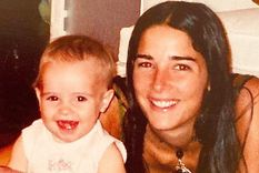 Ámbar de Benedictis cuando era pequeña junto a su madre, Juana Viale.