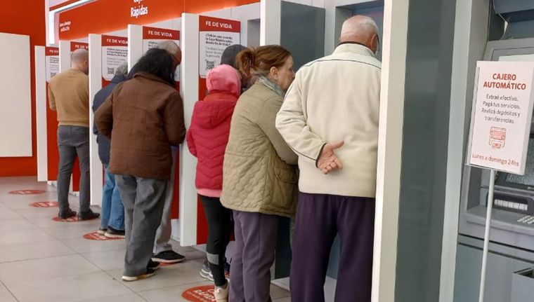 La jubilación mínima se ubica en los $234.539, más los bonos. Foto: ALF PONCE MERCADO / MDZ