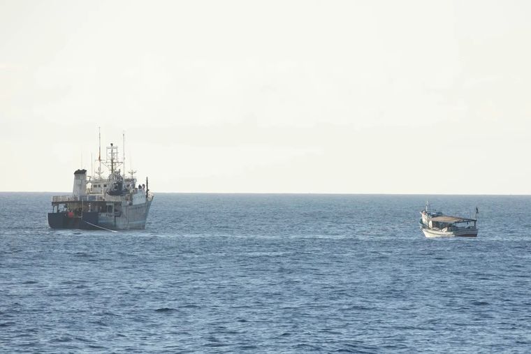 El buque de operaciones especiales Petrel del servicio de Vigilancia Aduanera traslada al puerto de Santa Cruz de Tenerife un pesquero localizado en el Atlántico con cocaína. EFE/Miguel Barreto Foto: EFE