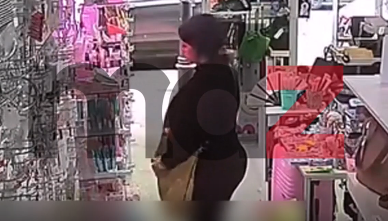 El instante en que la sindicada mechera sustrae el maquillaje en el comercio de Ciudad.&nbsp;