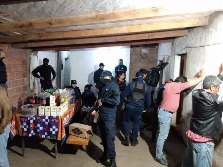 El intendente y sus amigos terminaron presos por violar la cuarentena para comerse un asado