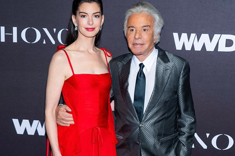 La reconocida actriz Anne Hathaway luciendo un look rojo de Valentino. Foto: @maisonvalentino La reconocida actriz Anne Hathaway luciendo un look rojo de Valentino. Foto: @maisonvalentino