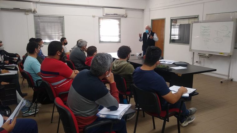 La demanda es en numerosas ocupaciones, incluidos los oficios calificados como los rolesde mantenimiento, mecánicos de equipos pesados, electricistas, instaladores de tuberías ysoldadores.