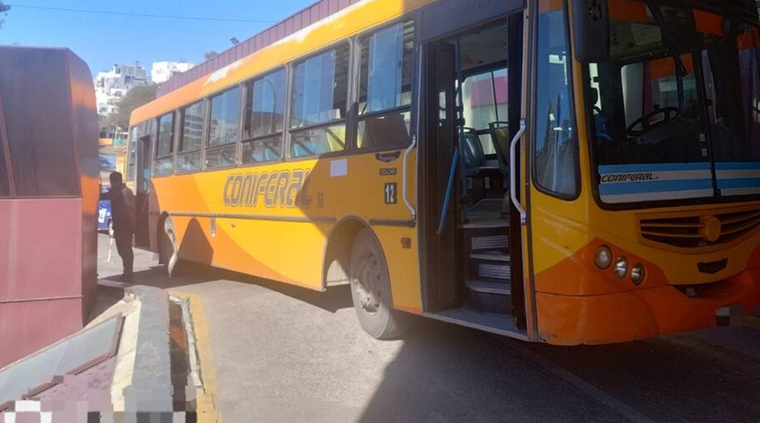 El vehículo impactó contra el ingreso del Hospital de Urgencias de Córdoba, ubicado en la calle Catamarca al 400.