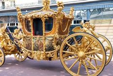 El tradicional Gold State Coach, usado para todas las coronaciones desde 1830, esta vez deberá compartir el estrellato con la carroza más nueva de la realeza británica. Foto: PA MEDIA