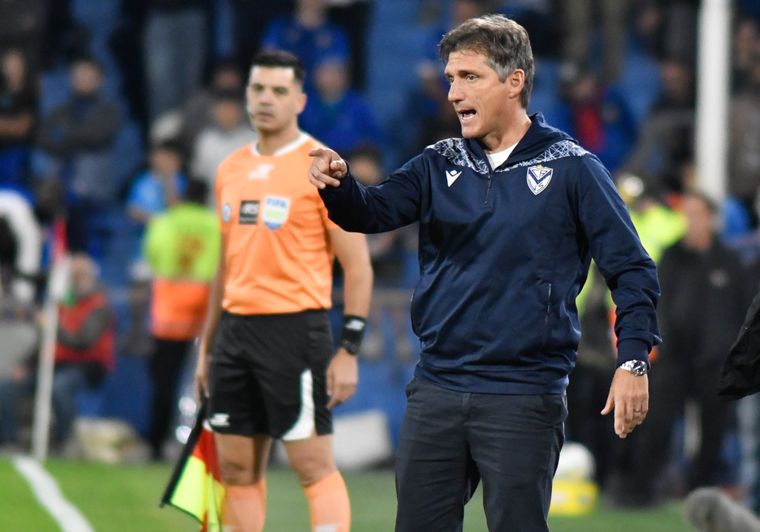 Fiel a su estilo: Barros Schelotto vivió el empate entre Vélez y Newells con mucha intensidad.