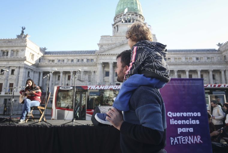 Decenas de familias participaron este sábado de un festival organizado frente al Congreso de la Nación para reclamar la sanción del proyecto de ley Cuidar en Igualdad presentado por el Poder Ejecutivo para extender las licencias parentales en Argentina. Foto: Télam / Downes Florencia