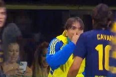 Cavani y Martínez en la charla previa al cambio. Foto: Captura