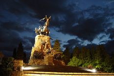 una postal de mendoza en la niebla: el cerro de la gloria, invisible