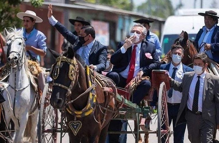 Alberto Fernández paseó en sulky por las calles de Simoca.