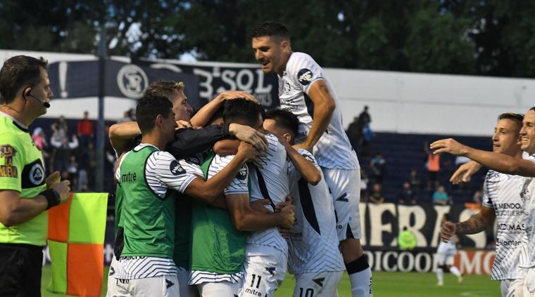 Lepra platense La Lepra festejó ante uno de los candidatos. Foto: Alf Ponce/MDZ