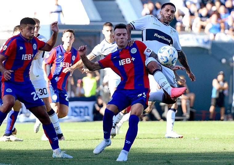 En el Bosque, San Lorenzo y Gimnasia juegan un entretenido encuentro. Foto: Fotobaires