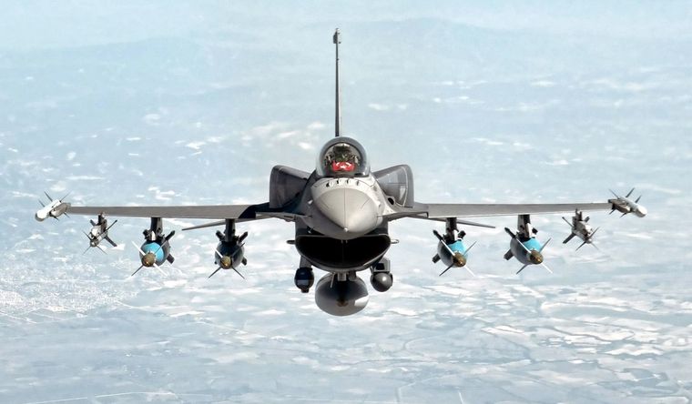 cazas F-16 Los costosos cazas F-16 no llegarán a Ucrania por ahora. Foto: Efe.