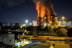 El incendio en China impactó en varios rascacielos de Hong Kong. Foto Efe