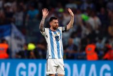 Messi le firmó una camiseta a Fede Coria. Foto: Instagram @leomessi