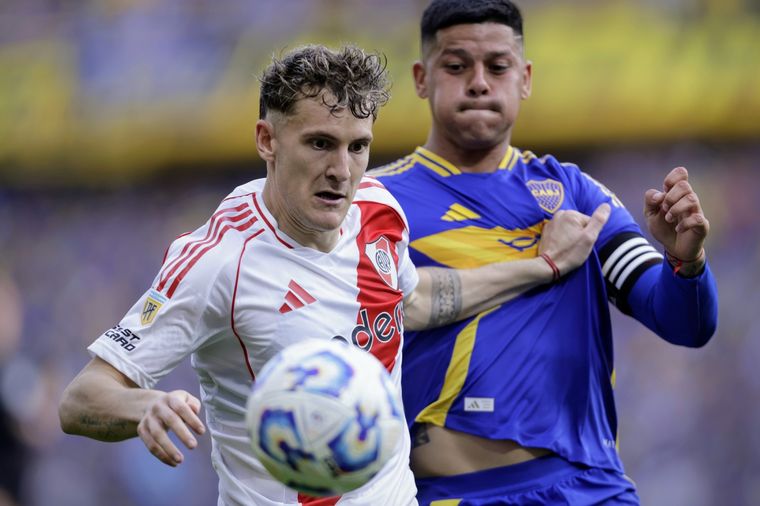 Facundo Colidio y Marcos Rojo durante el último Superclásico jugado en la Bombonera en septiembre del año pasado. Foto: FoboBaires