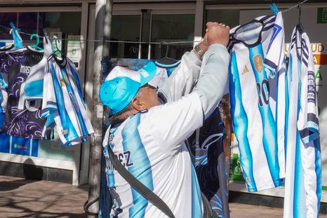Con el inicio del Mundial la camiseta de la Selección Argentina comenzó a venderse en la vía pública a valores que apenas superan los $25.000.