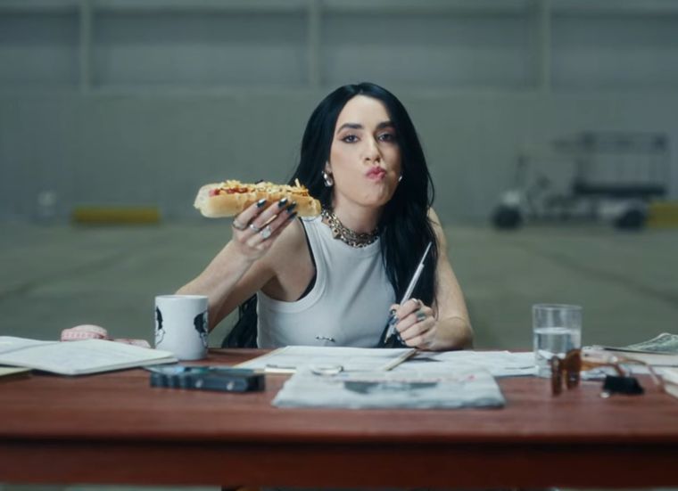 Lali Espósito le respondió contundentemente a los cronistas a la salida del teatro. Lali Espósito le respondió contundentemente a los cronistas a la salida del teatro.