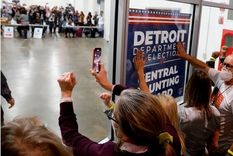Simpatizantes de Trump han estado manifestándose en Michigan frente a los centros donde se están contando los votos. Foto: GETTY IMAGES