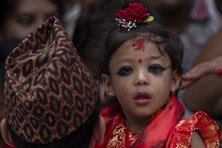 La tradición en Nepal considera a la niña como la reencarnación de la diosa hindú Taleju hasta su primera menstruación. La tradición en Nepal considera a la niña como la reencarnación de la diosa hindú Taleju hasta su primera menstruación. 