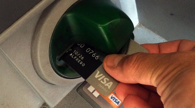 En algunos bancos el costo de retirar efectivo en otras entidades llegará a los $5.000. Foto: ALF PONCE MERCADO / MDZ