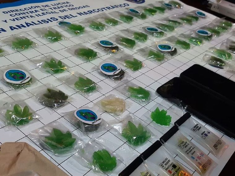 Las gomitas con droga secuestradas tienen forma de hoja de marihuana, pero contienen sustancias químicas